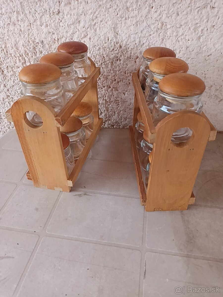 Koreničky v polici, dózy na korenie - 2