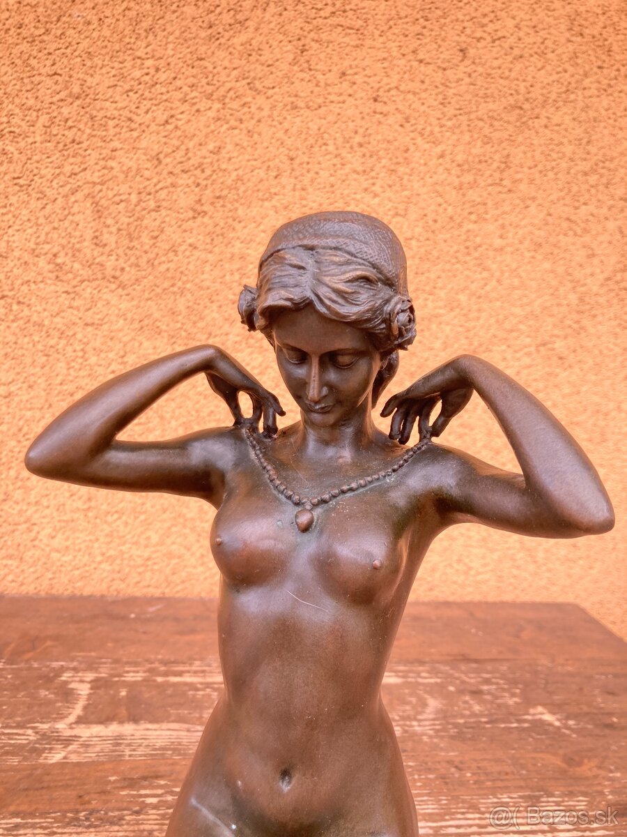 Bronzová soška - Dívka s náhrdelníkem - 2