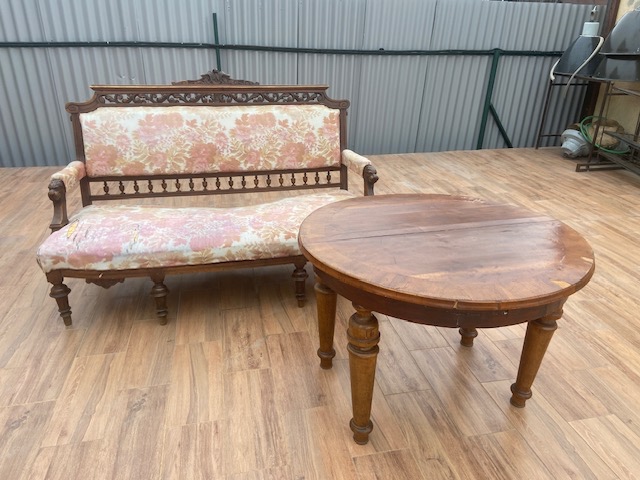 Predám starožitný nabytok . Sofa a stolík - 2