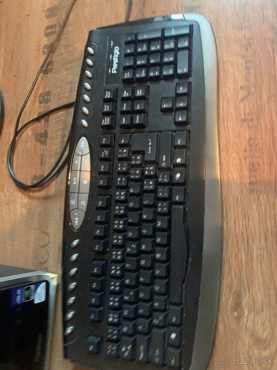 Monitor Asus + PC - prestigio + klávesnica Prestigio - 2