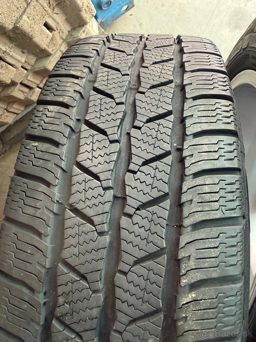 Zimne pneu 215/60/r17 C - 2