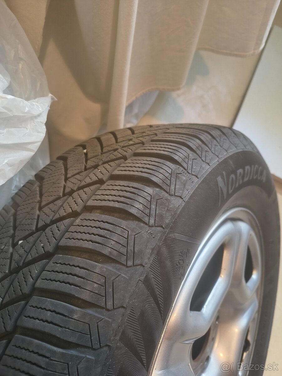 Predám zimné pneumatiky s diskami na Daciu Duster - 2