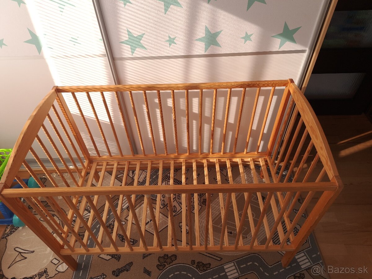 Predám detskú masívnu postieľku s matracom - 2