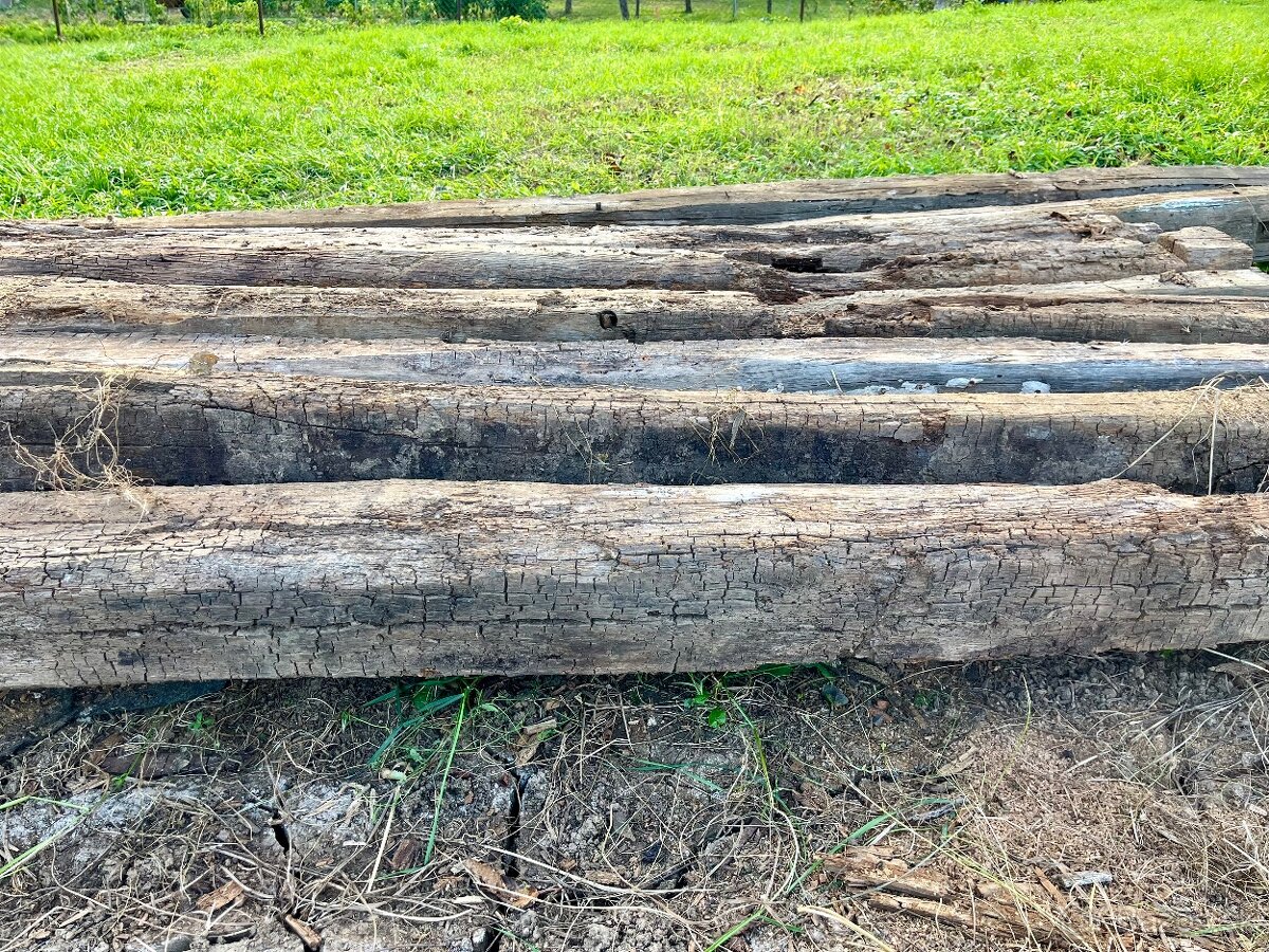 Staré dubové hranoly a trámy - ručne kresané - 2