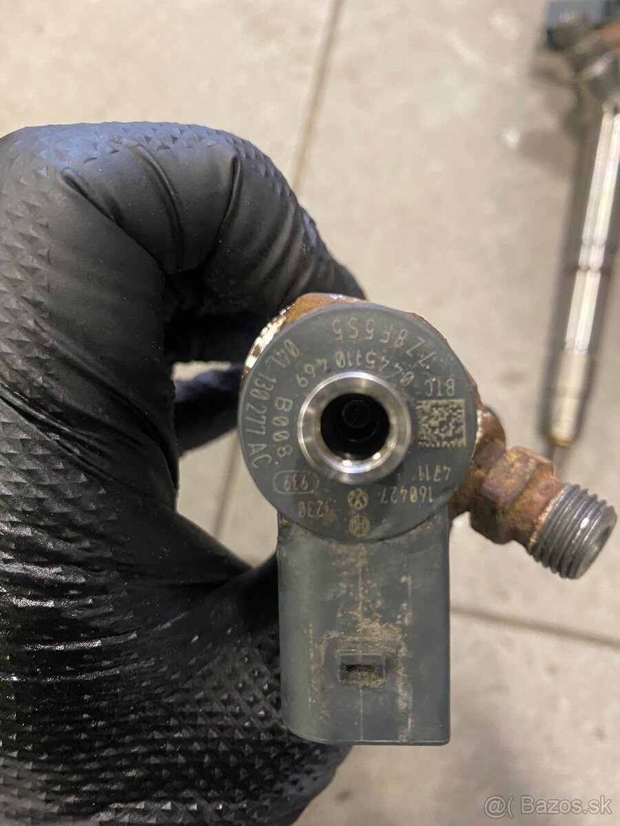 Vstrekovač 04L130277AC - 2