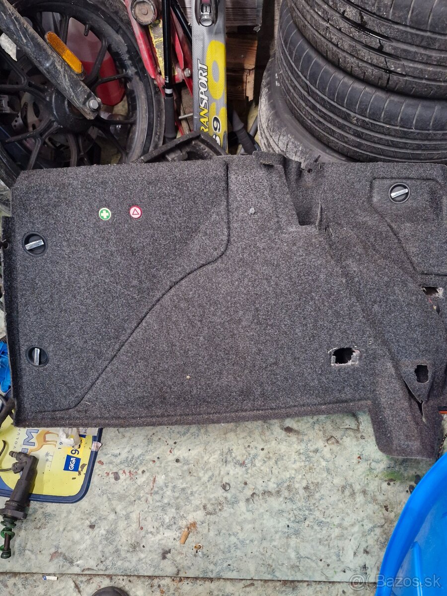 Bočné koberce do kufra sú z VW Golf 4 - 2