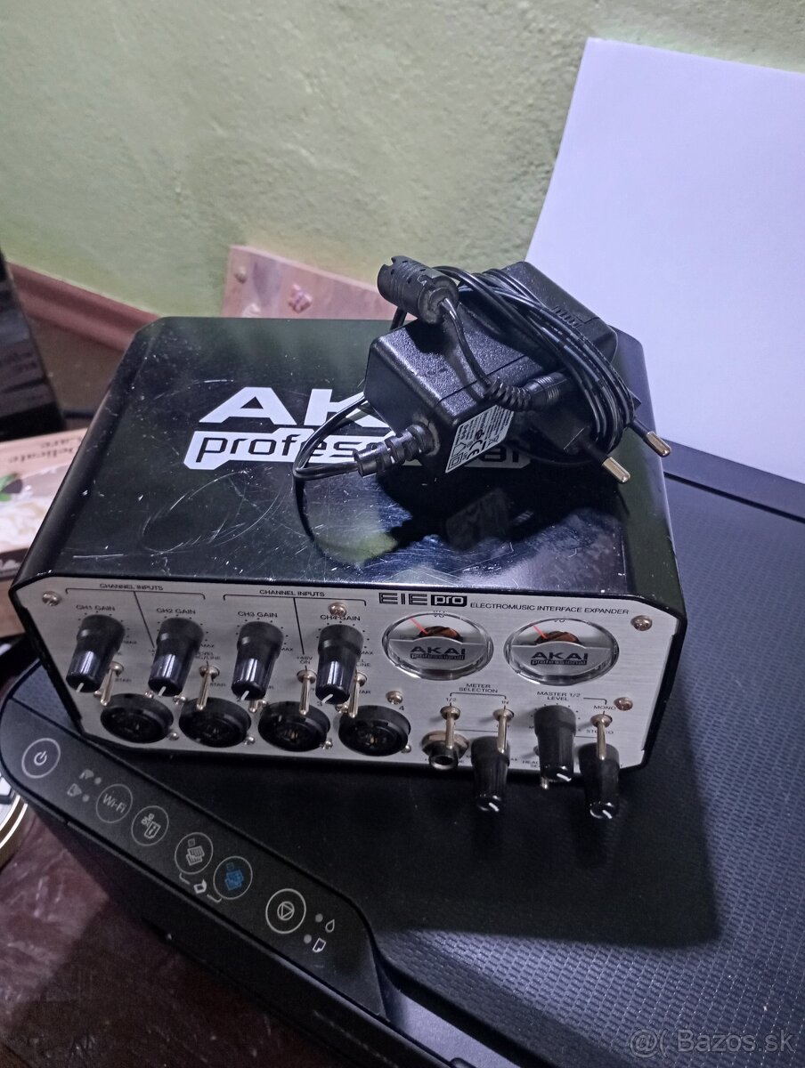 Zosilovač AKAI EIE professional - 2