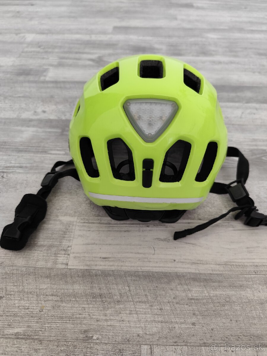 Svietiaca cyklistická prilba - 2