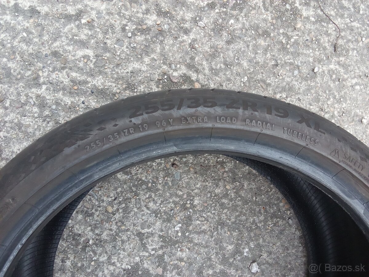 255/35 R19 - 2