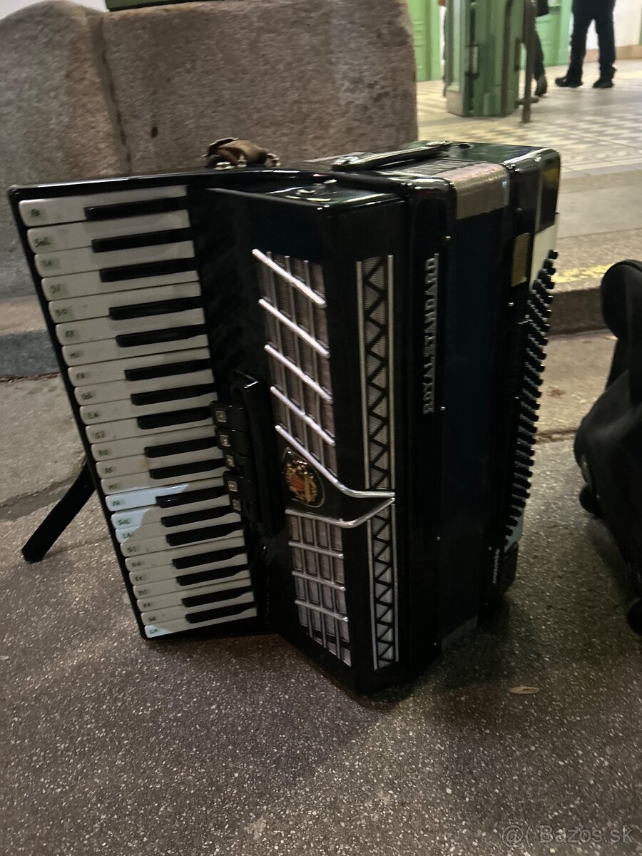 Akordeón Royal Standard Campania 120 basov - 2