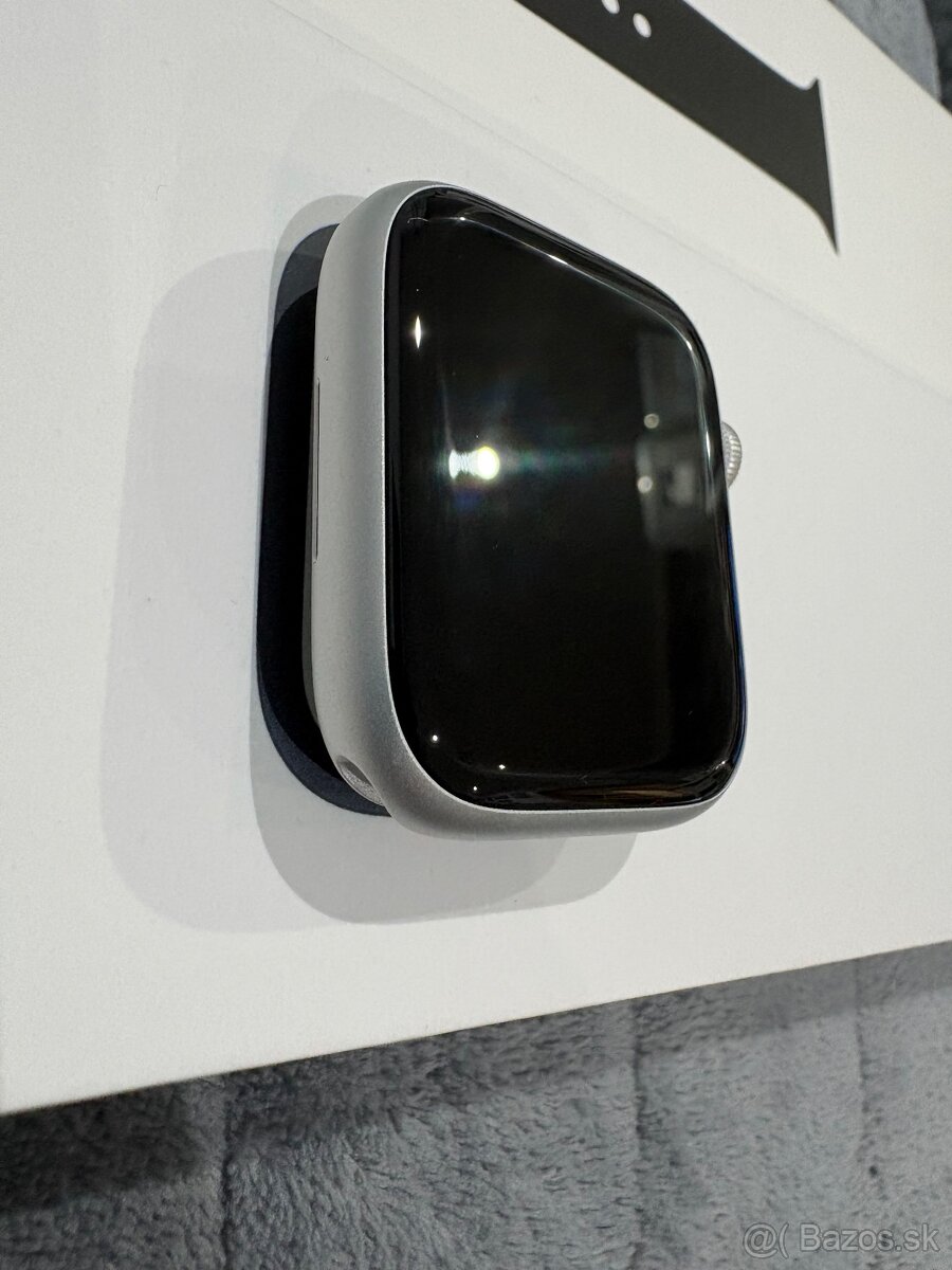 Apple Watch 8, 45mm, strieborné - 2