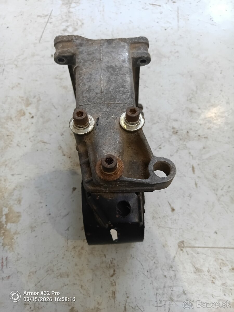 Držiak motora VW Golf Jetta - 2