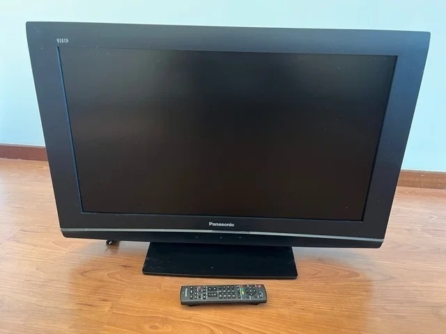 Panasonic Viera TX-32LED8F - 2