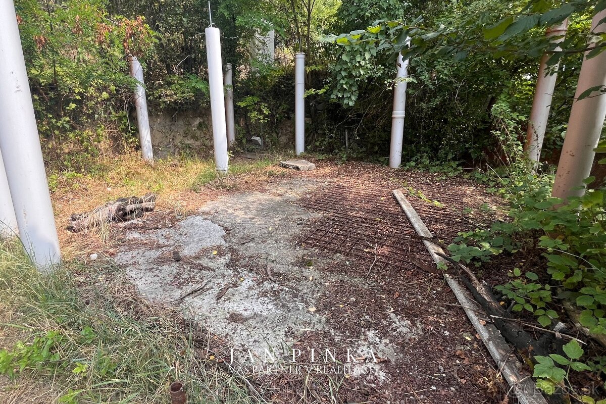 Záhrada s vybudovanou betónovou platňou na stavbu chaty - 2