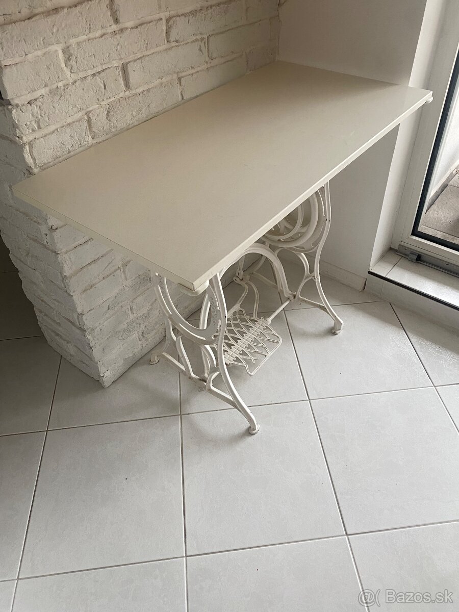 Biely stolík Singer - 2