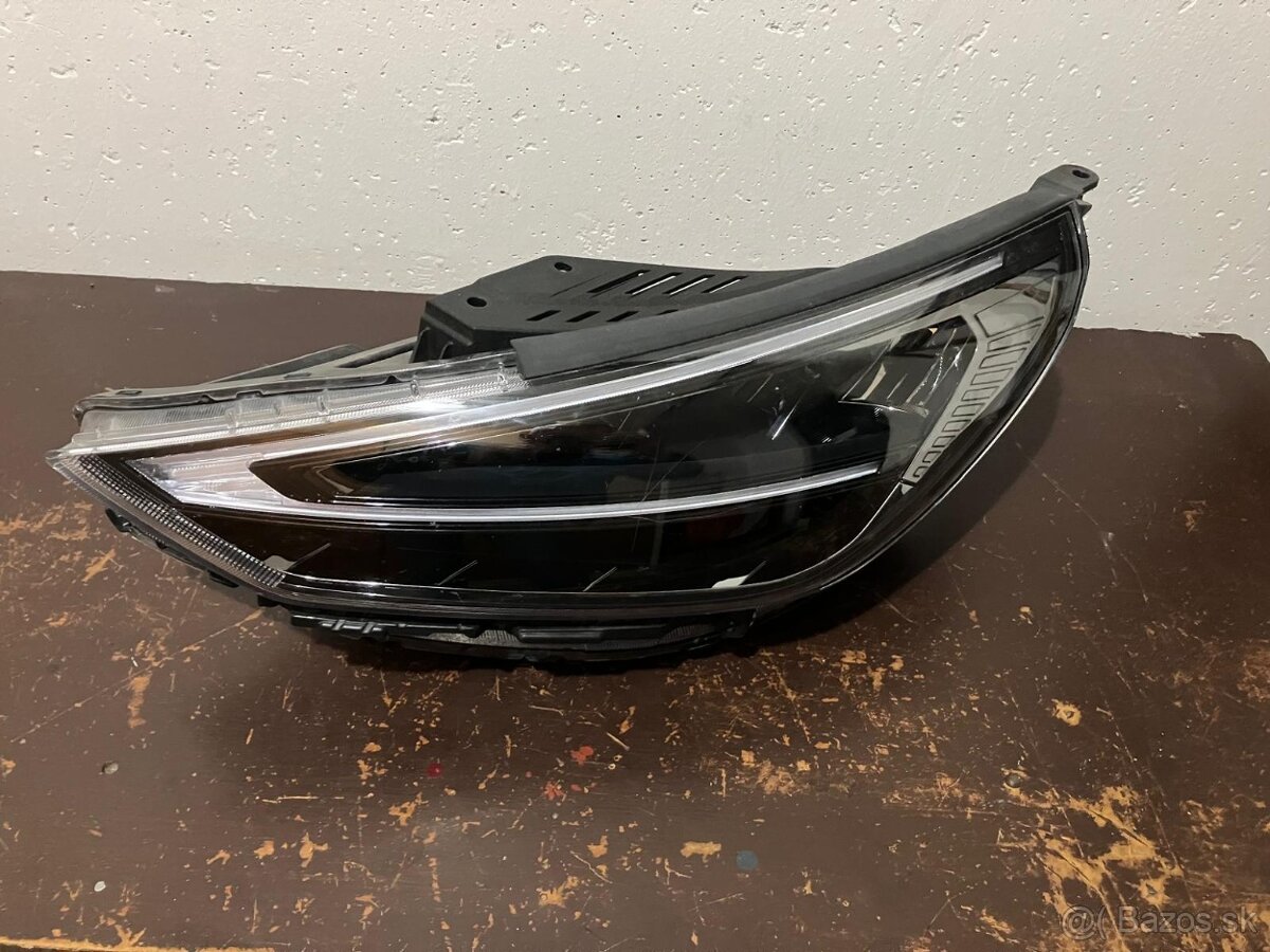predám svetlomet na hyundai - 2