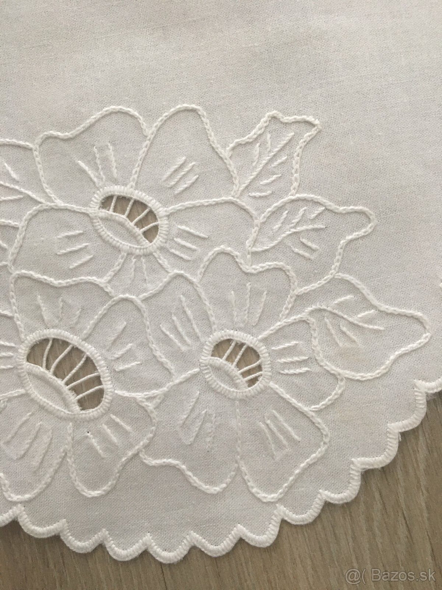 Ručne vyšívaný obrus - 2