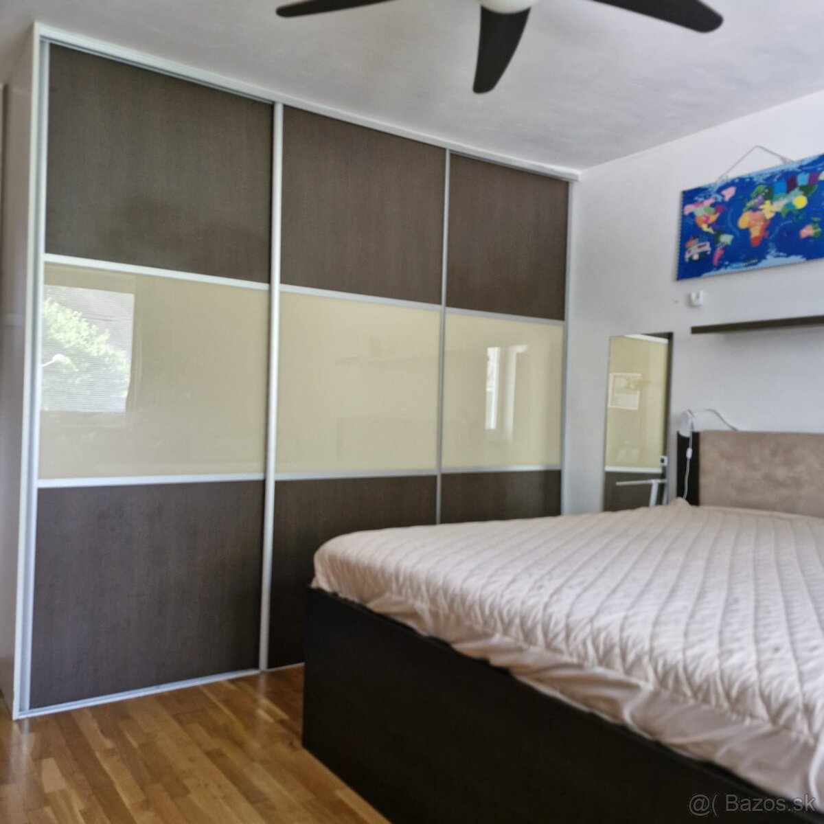 Predáme 3-izbový byt s balkónom, garážou a záhradkou v P.B. - 2