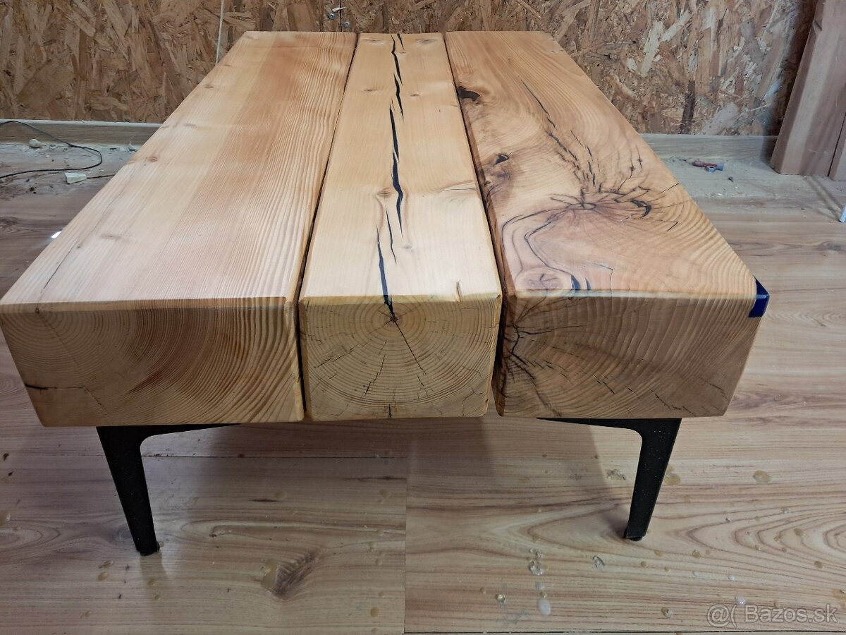 Drevený stolik so živicou - 2