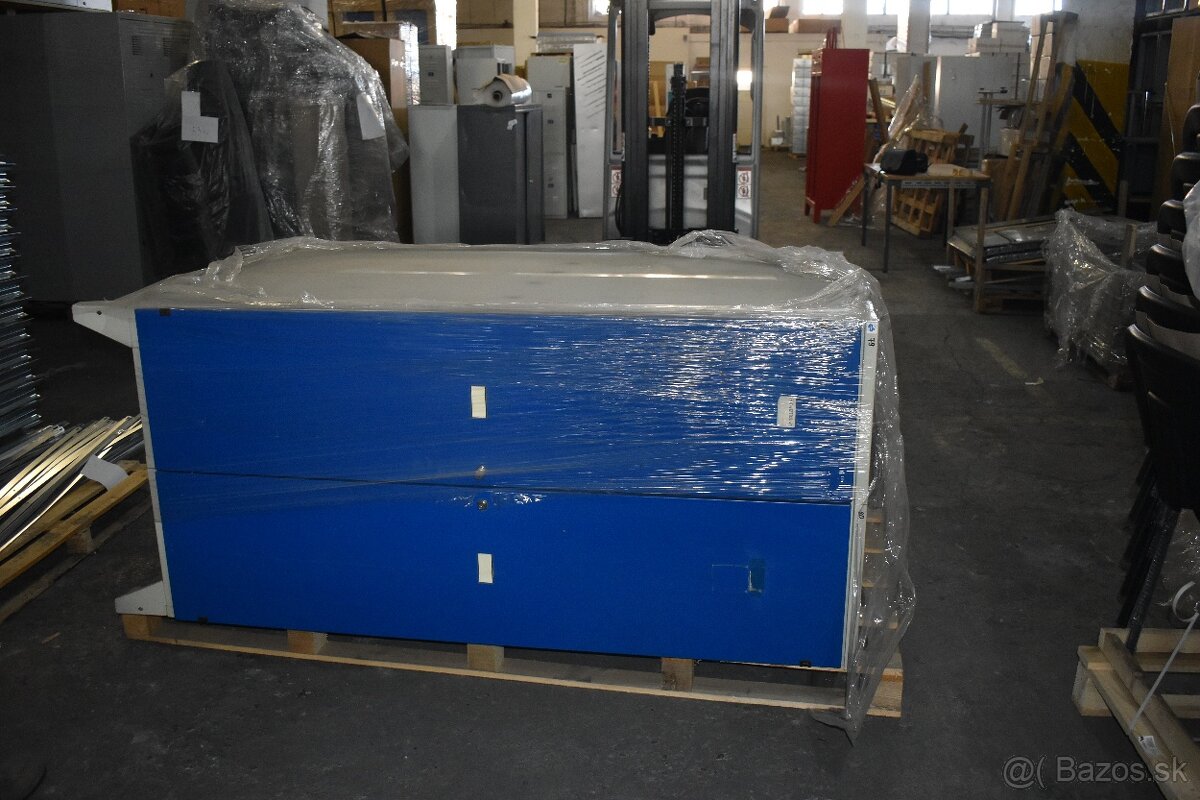 2-dverová šatníková skriňa DUPLO, na nožičkách - použitá - 2