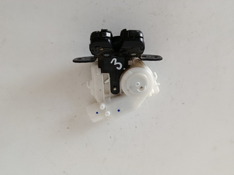 zamok zadnych kufrovych dveri auris2 E18 40€ - 2