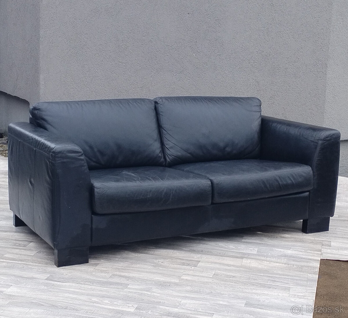 Pohovka čierna kožená. - 2