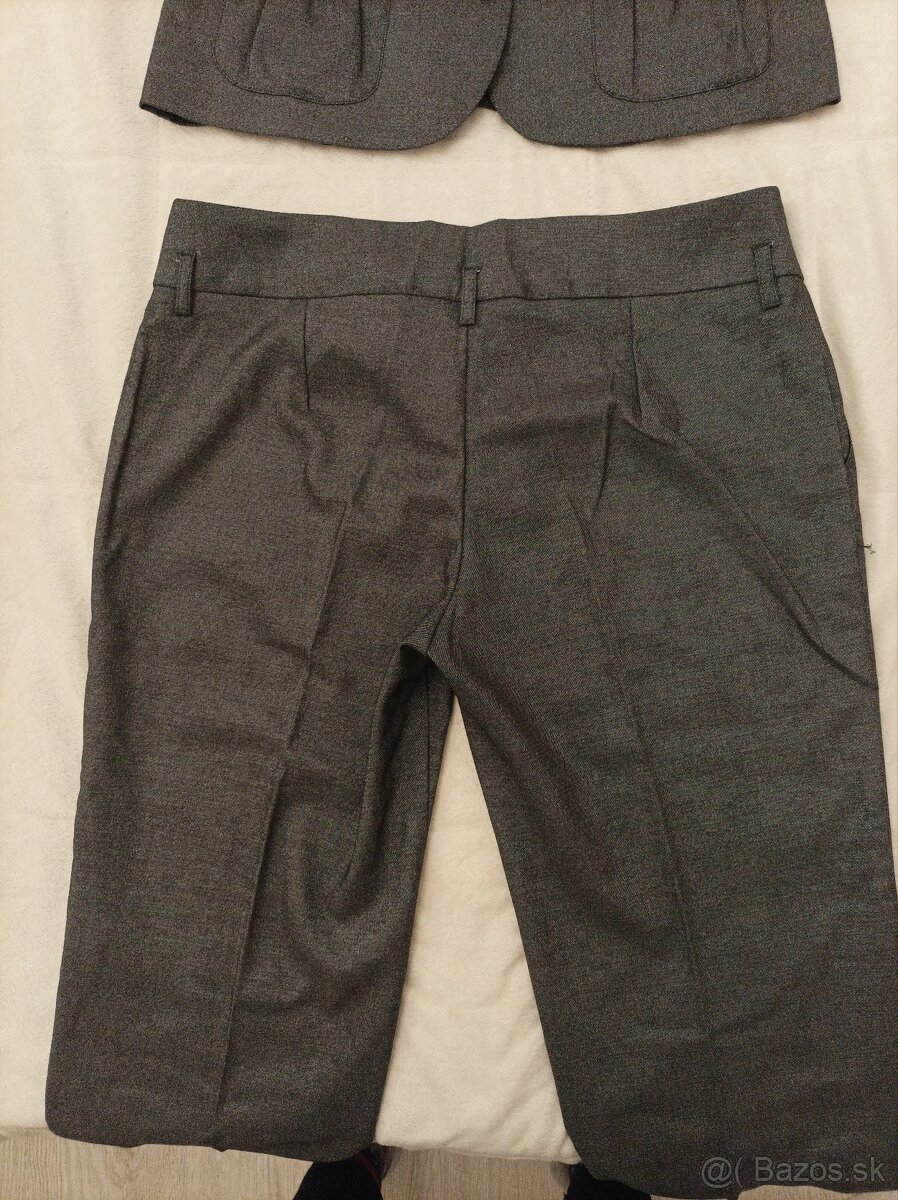 Šedí, lesklý dámsky kostým - 2