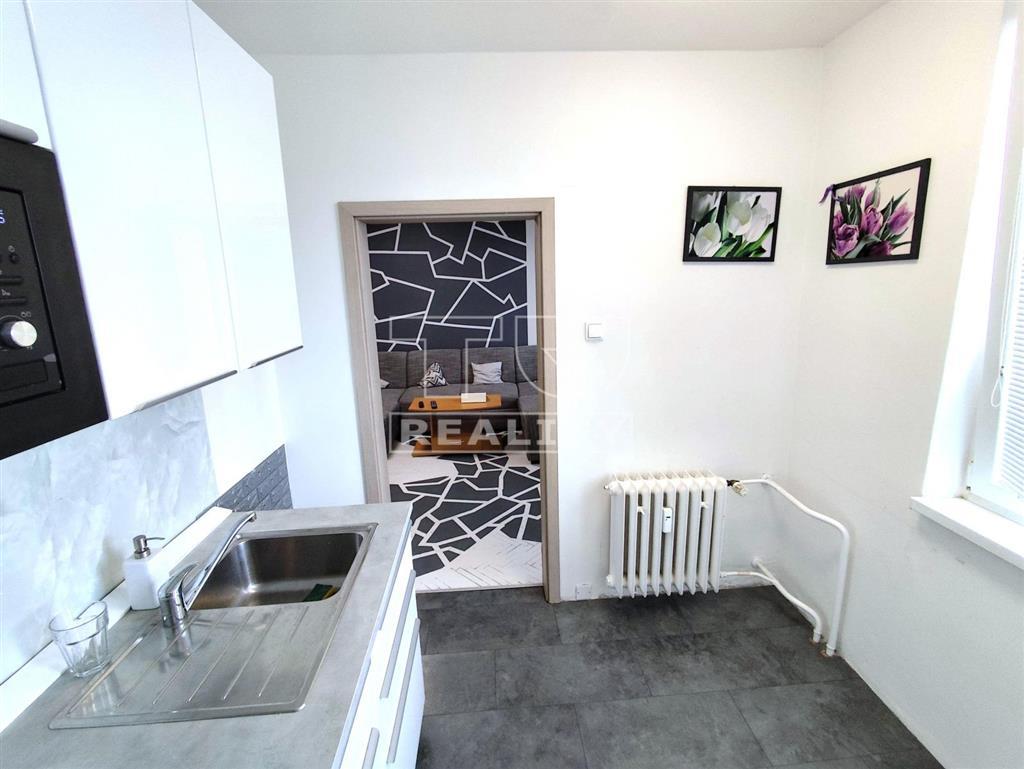 Predaj priestranného slnečného bytu s lodžiou aj... - 2