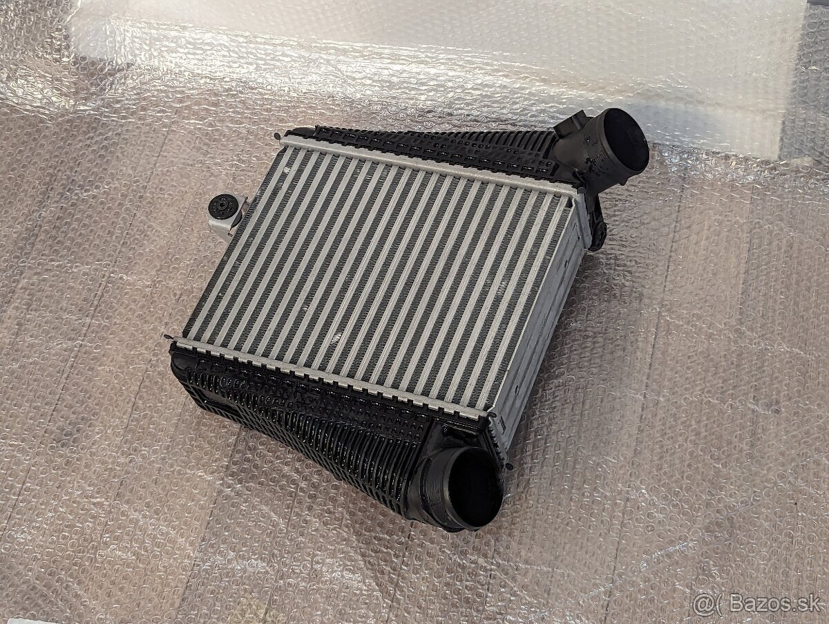 Interkuler chladič Audi A8 4N0 145 - 2