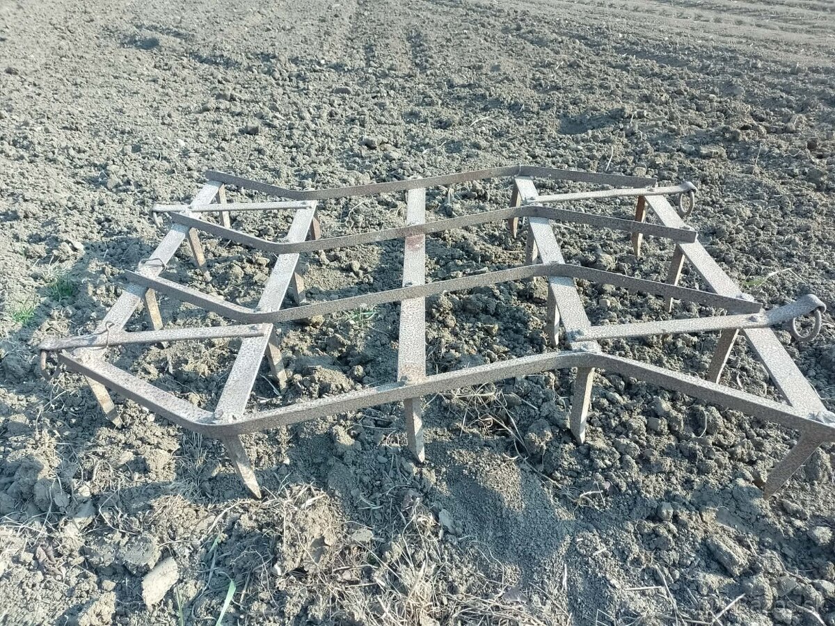 Staré pluhy,brány,sejačka,valec... - 2