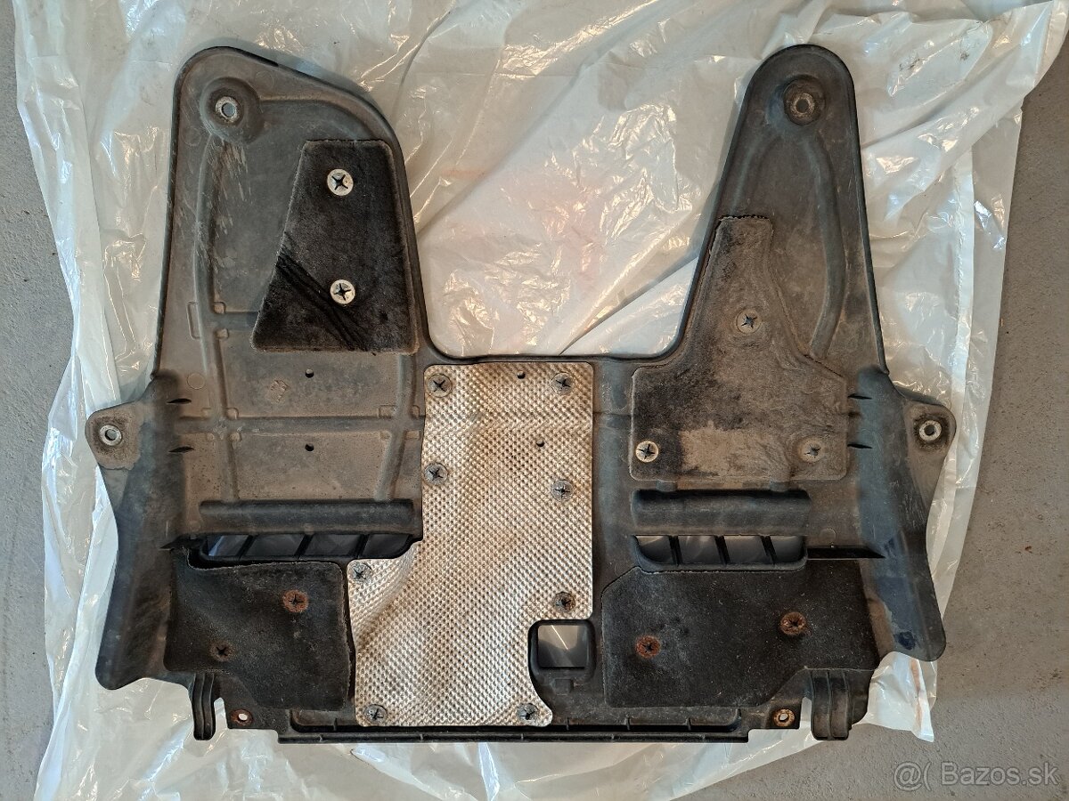 Abarth 595 - kryt pod motor - 2