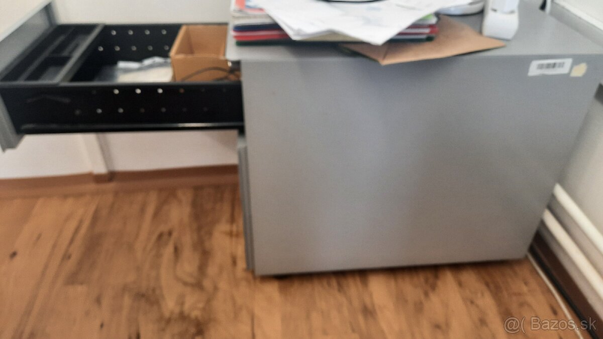 Kovová komoda s kolieskami - 2