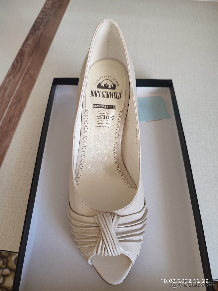 PREDAVAM RAZ KRÁTKO OBUTÉ LODIČKY - 2