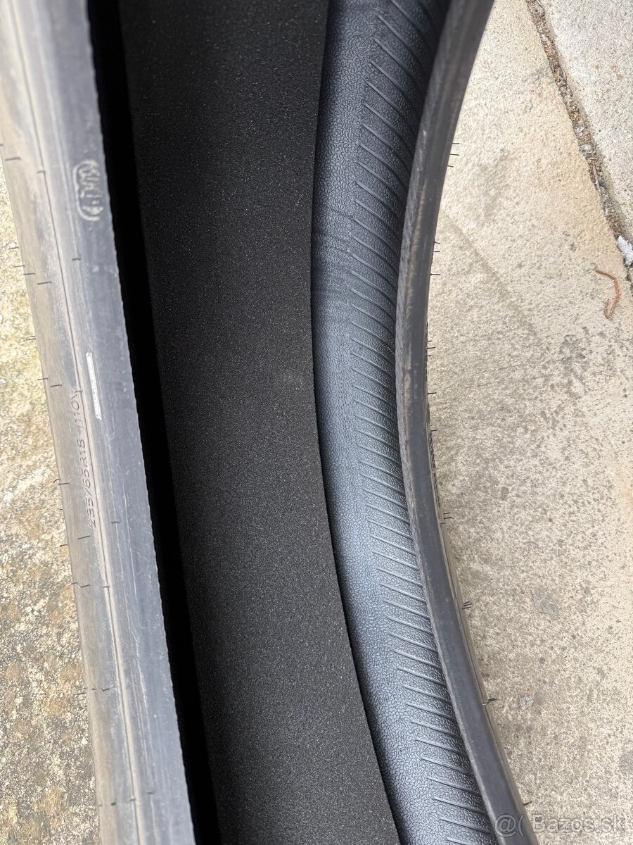Hankook ION Evo SUV 235/65 R18 - 2