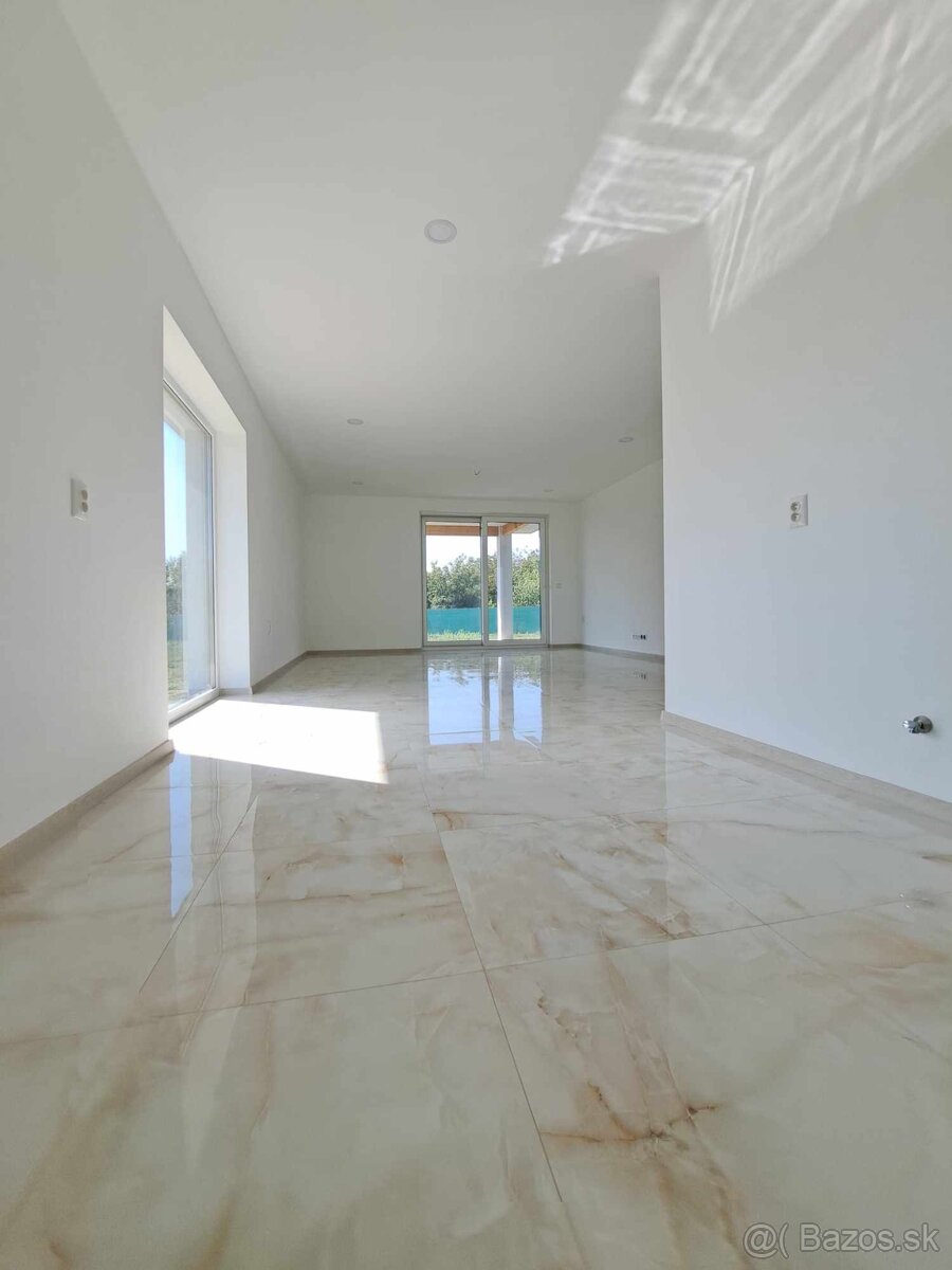 Predáme krásnu 4 izb novostavbu bungalov len 8km od NR - 2