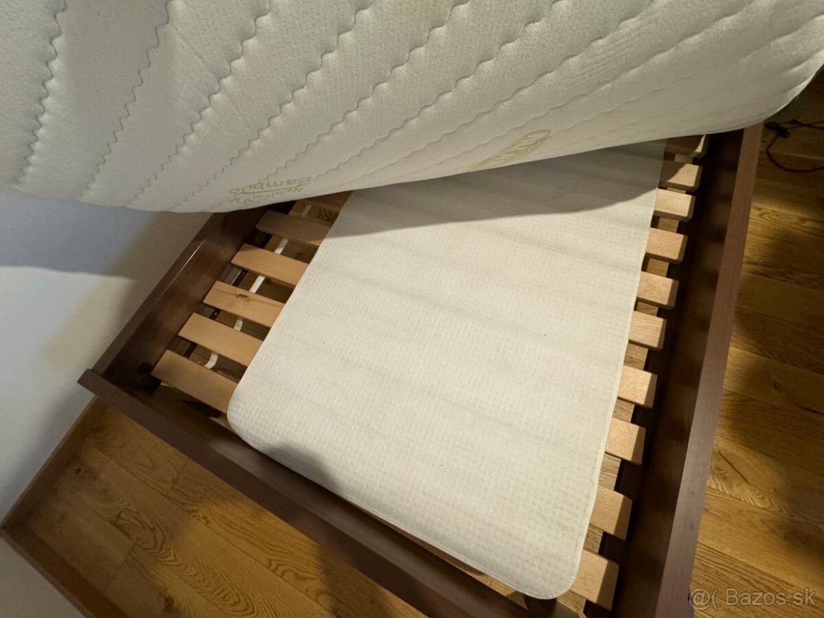 Drevená postel s matracom - 2