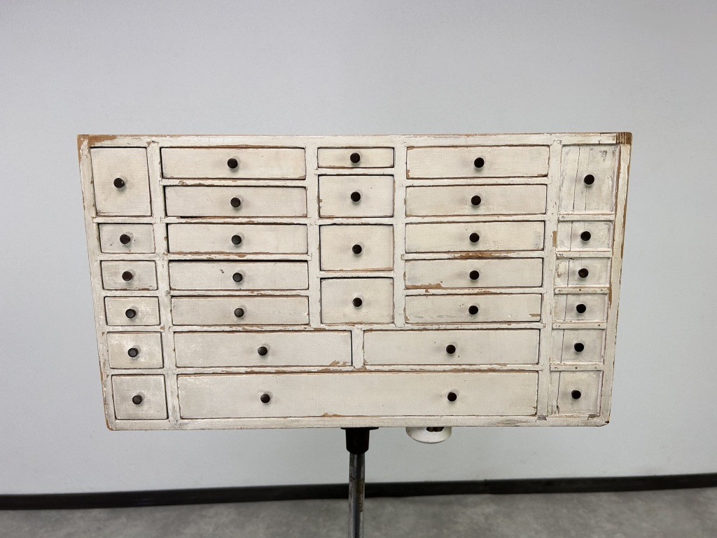 dizajnová skrinka so šuplíkmi Zubný laborant 1930 - 2