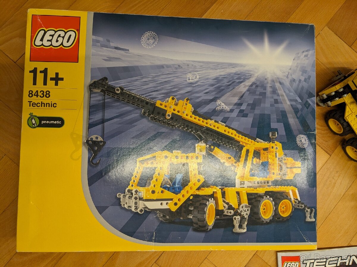 Lego Technic 8438 Pneumatic Crane Truck - 2