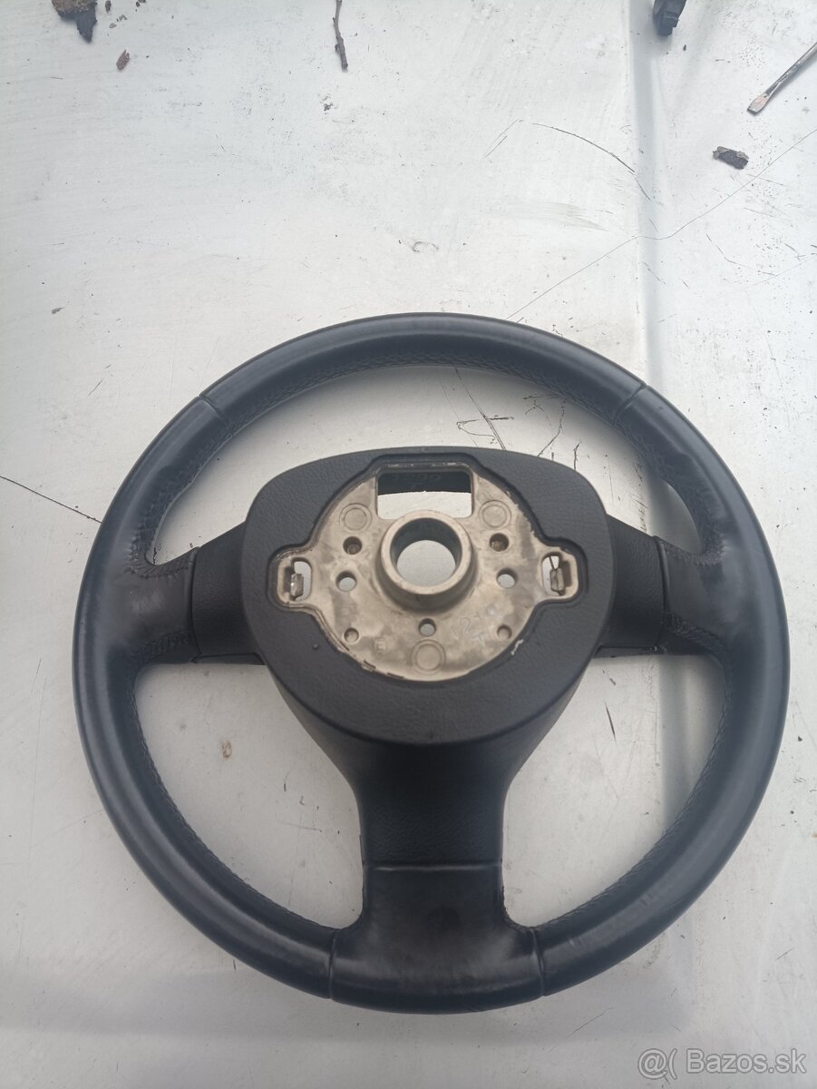 Predám kožený 3 ramenny volant vw Passat b6 - 2