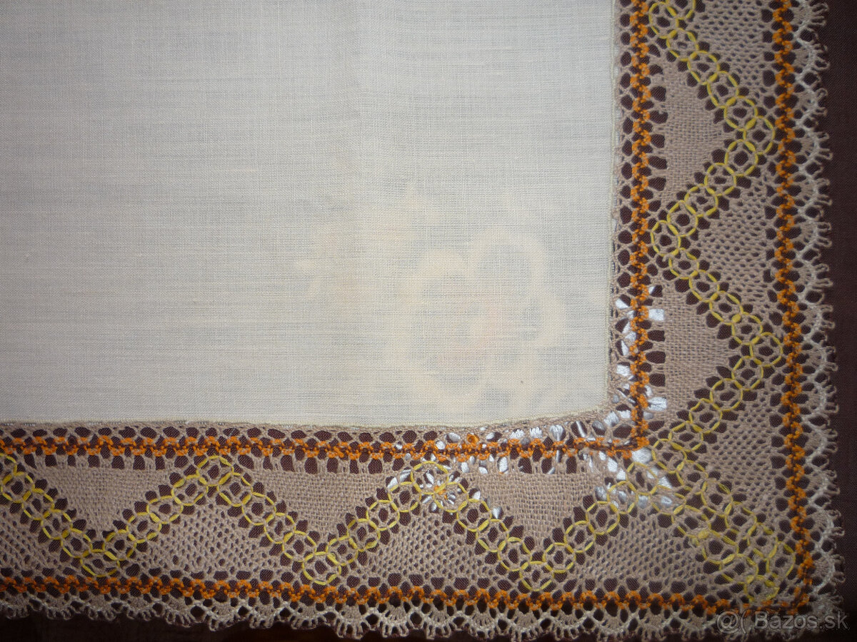 Obrus ozdobený paličkovanou čipkou + výšivka RICHELIEU - 2