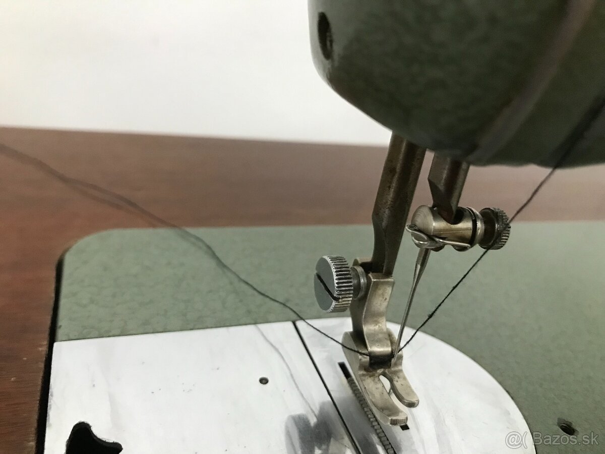 Predám ŠIJACÍ STROJ MINERVA - 2