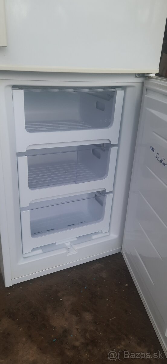 Chladnicka s mrazničkou - 2