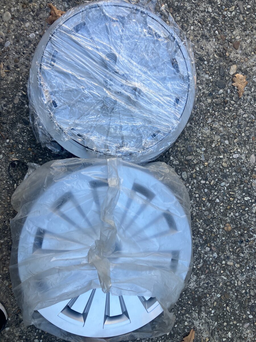 Puklice r16 audi - 2