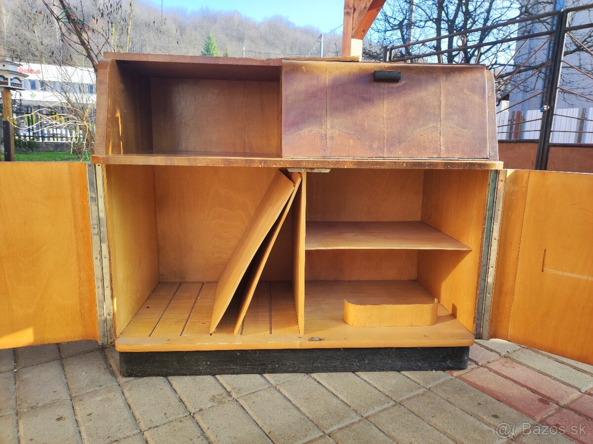 Starožitný nábytok. - 2