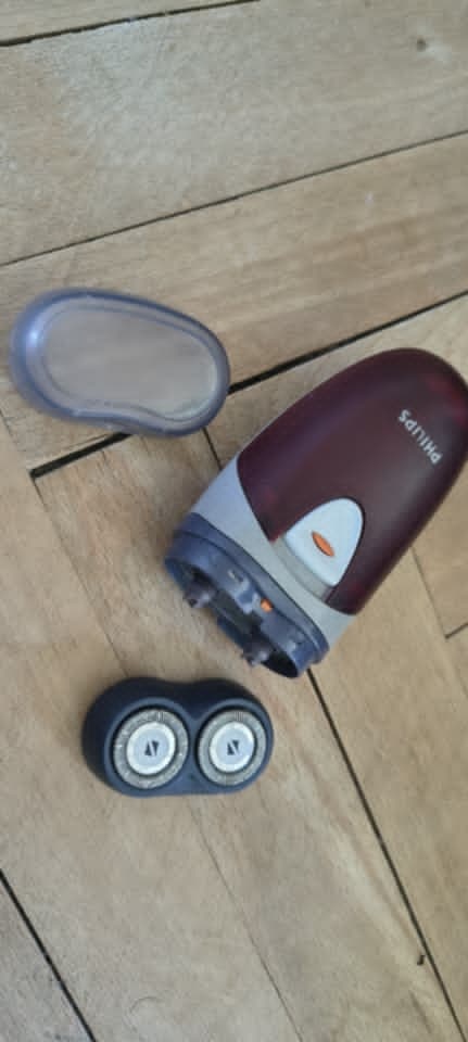 NA PREDAJ HOLIACI STROJCEK PHILIPS NA BATERKY - 2