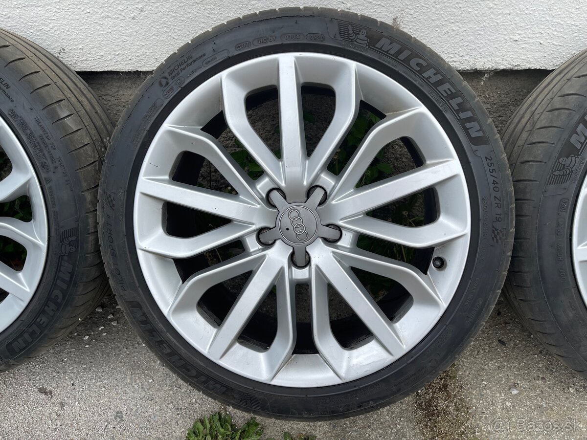 ORIGINAL Audi letne kolesa 255/40 r19 - 2