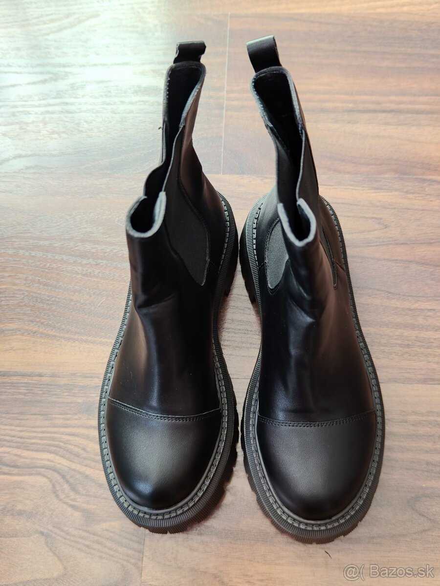 Dámske kotníkové čižmy. - 2