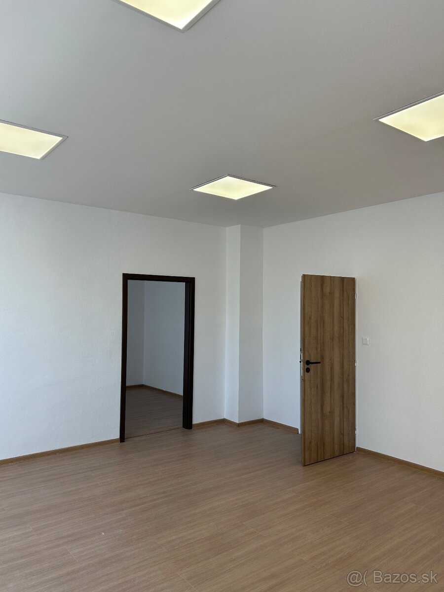 Kancelárie (31m2) blízko centra s parkovaním - 2