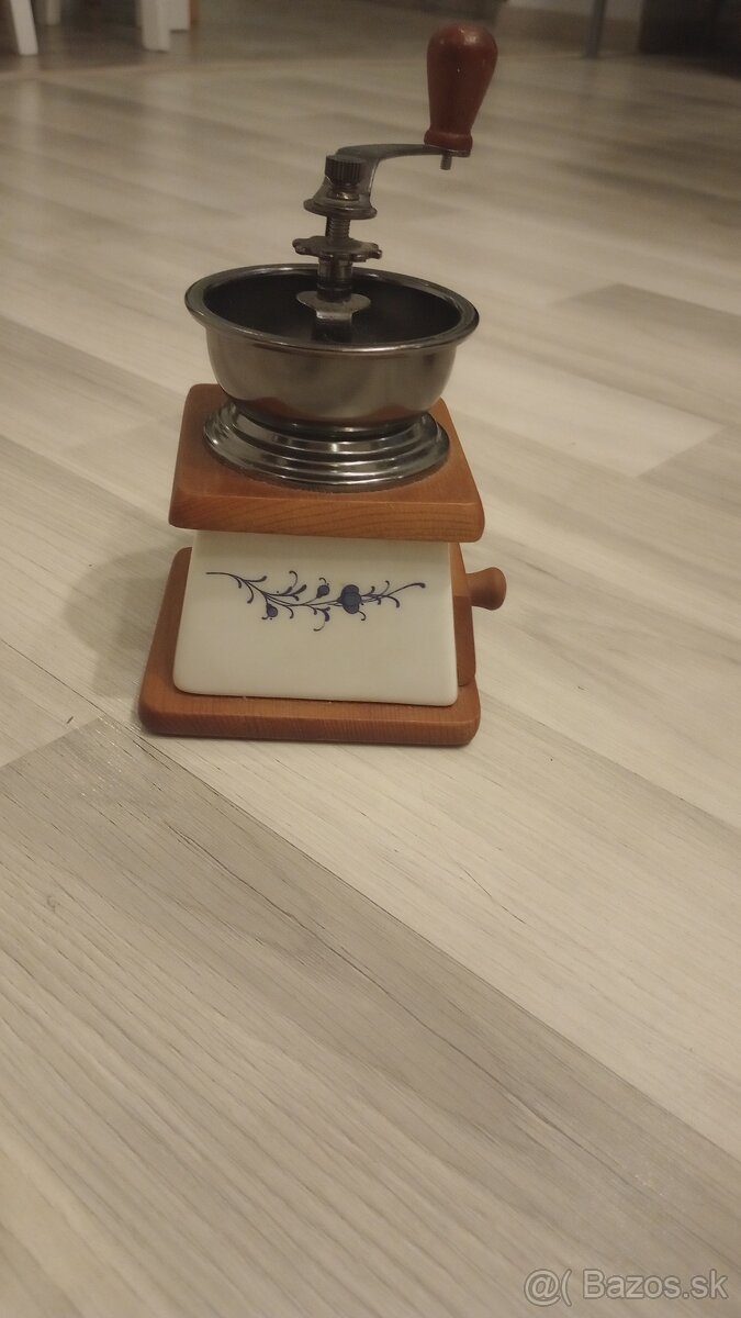 Mlynček na kávu ručný - 2