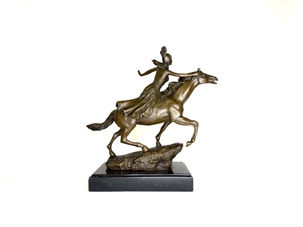 VALKÝRA - BRONZOVÁ SOCHA NA MRAMORU - 2